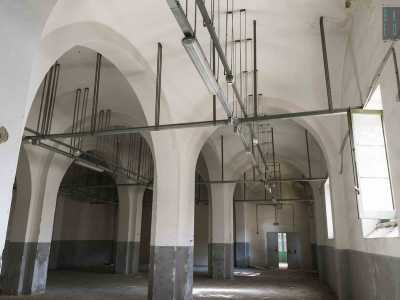 Continuiamo la nostra esplorazione lasciandoci dietro due enormi capannoni usati come archivio...